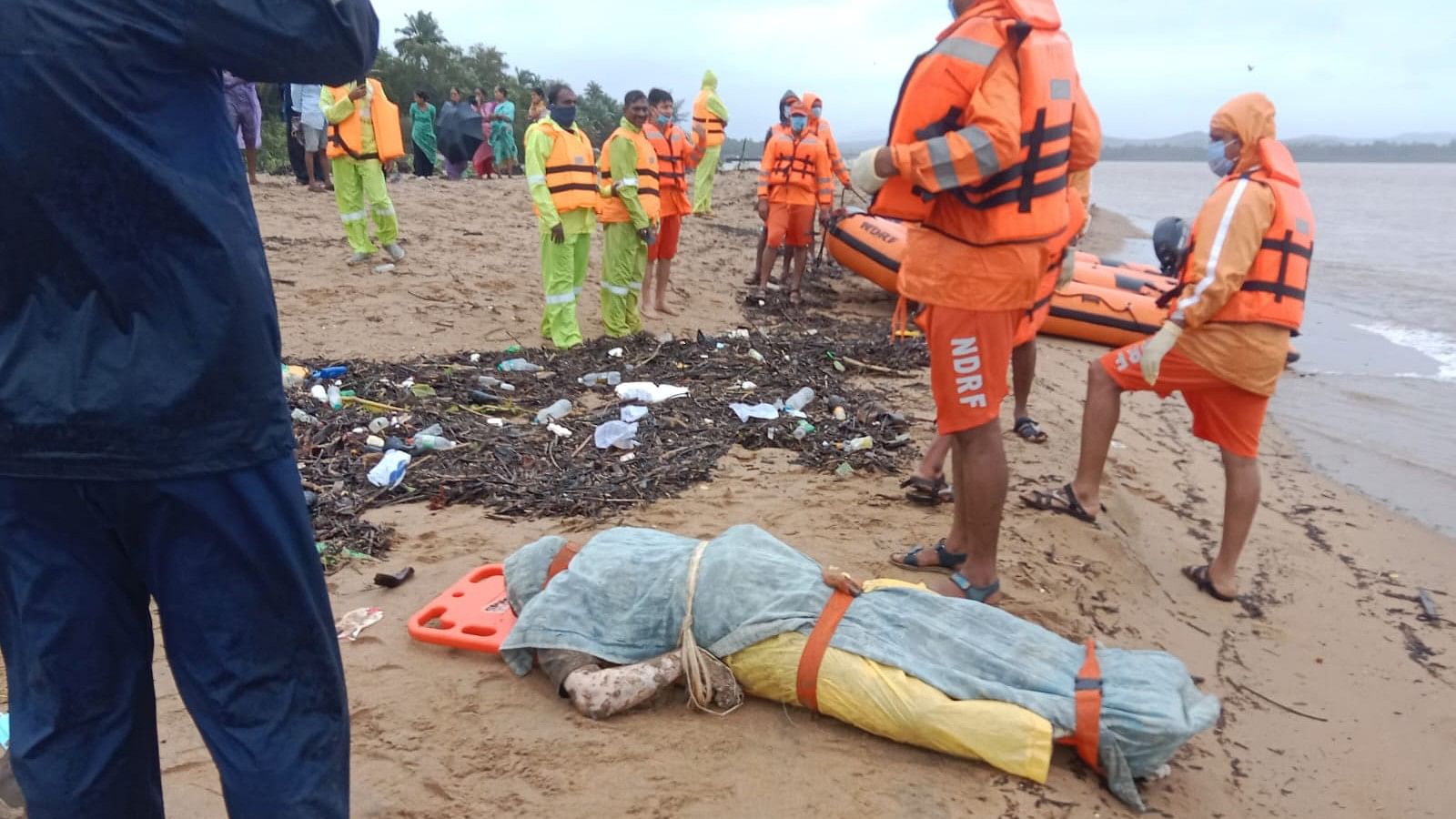 <div class="paragraphs"><p>Body of a gas tankers driver that was recovered by the NDRF personnel from Gangavali river on Thursday.</p></div>